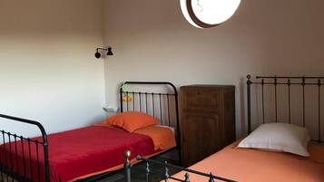 4 bedrooms, iron/ironing board, free WiFi, bed sheets