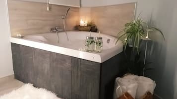 Dusche, Haartrockner, Handtücher, Toilettenpapier