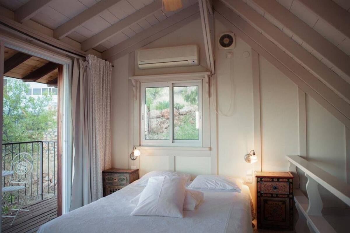 Chalet | Cribs (free), WiFi (free), bed sheets