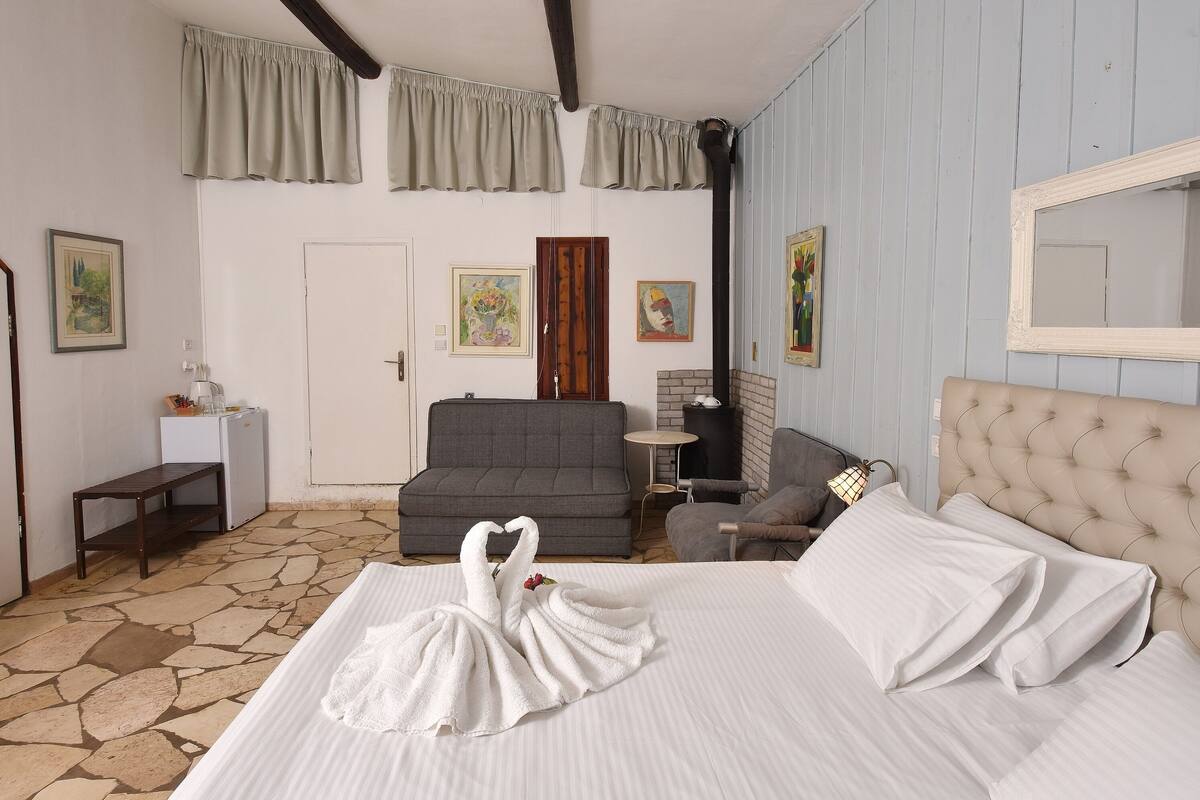 Family Studio Suite | Cribs (free), WiFi (free), bed sheets