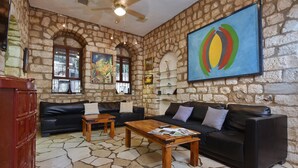 Villa | Salle de séjour | Télévision LCD de 32 pouces avec chaînes par satellite, télévision