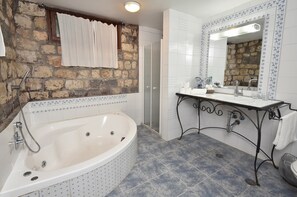 Toallas, jabón, shampoo, papel de baño 
