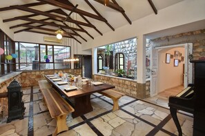 Villa | In-room dining