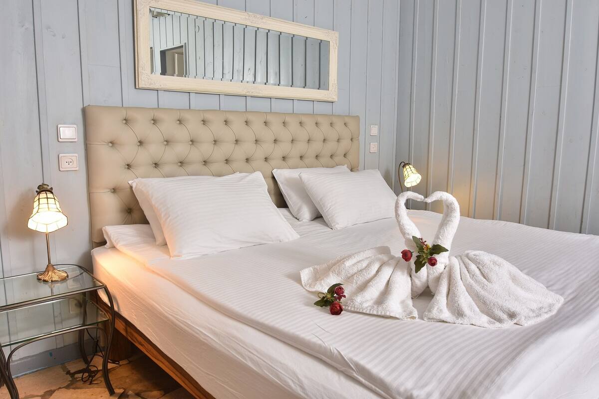 Cribs (free), WiFi (free), bed sheets