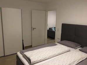 Leilighet (GÖTTERLAY) | Allergitestet sengetøy, skrivebord, blendingsgardiner og lydisolert