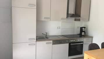 Apartment (GÖTTERLAY) | Private kitchen | Full-sized fridge, microwave, oven, stovetop