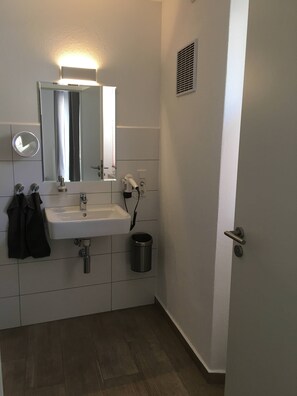 Appartement, op benedenverdieping (BREVA) | Badkamer | Een douche, gratis toiletartikelen, een haardroger, handdoeken