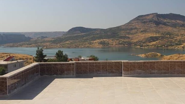 A rooftop terrace with a view of a lake and hills. - Otel Gerger (Gerger)