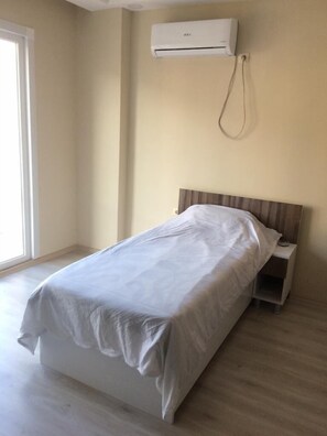 Quarto solteiro | Wi-Fi de cortesia, roupa de cama