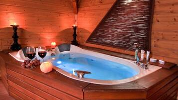 Deluxe Studio Suite | Bathroom shower