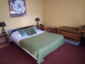 双人房 | 办公桌、熨斗/熨板、免费 WiFi、床单