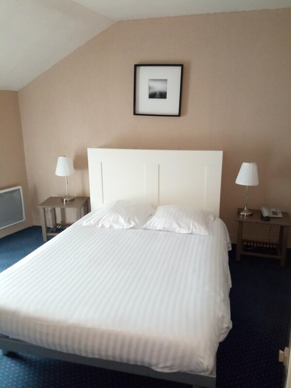 غرفة مزدوجة | مكتب ومكواة/لوح كي وواي فاي مجانًا وملاءات أسرّة