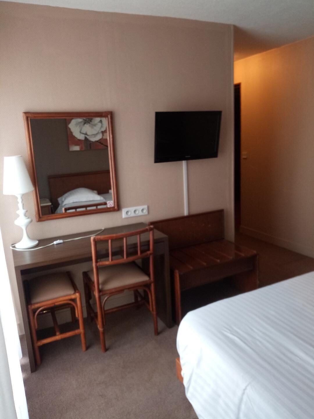 Triple Room | Desk, iron/ironing board, free WiFi, bed sheets