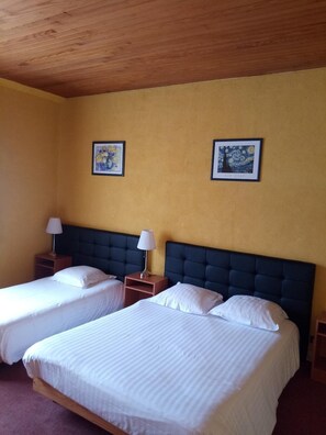 Desk, iron/ironing board, free WiFi, bed sheets - L'Hostellerie De La Rivière (Creil)