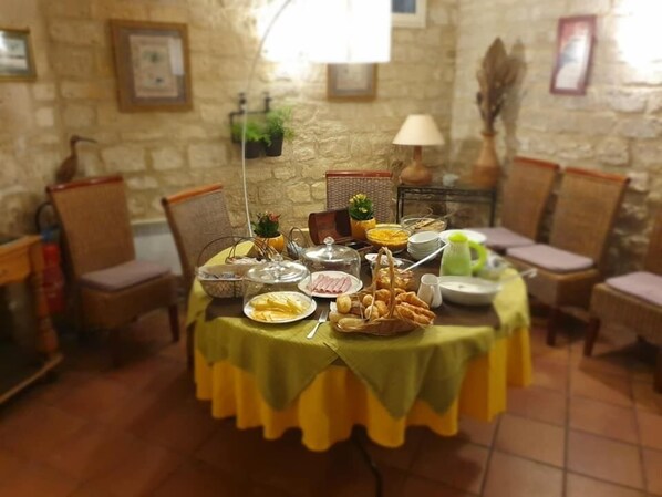 Petit déjeuner buffet (10 EUR par personne)