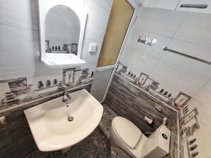 Combined shower/bathtub, hair dryer, towels, soap