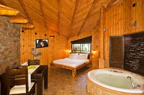 Suite | Free WiFi, bed sheets