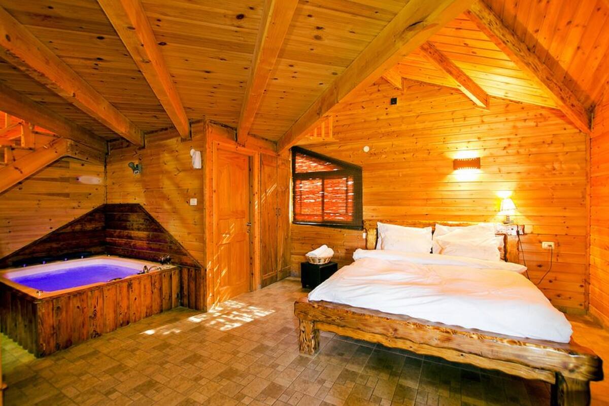 Gallery Suite | Free WiFi, bed sheets