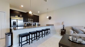 ตู้เย็น, ไมโครเวฟ, เตาประกอบอาหาร, เครื่องล้างจาน