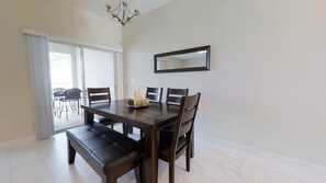 ตู้เย็น, ไมโครเวฟ, เตาประกอบอาหาร, เครื่องล้างจาน