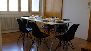 基础公寓 | 客房内用餐