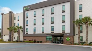 A Stay America hotel with a modern design, featuring a large entrance, multiple windows, and a parking lot. - Extended Stay America Premier Suites Bluffton Hilton Head (Bluffton)