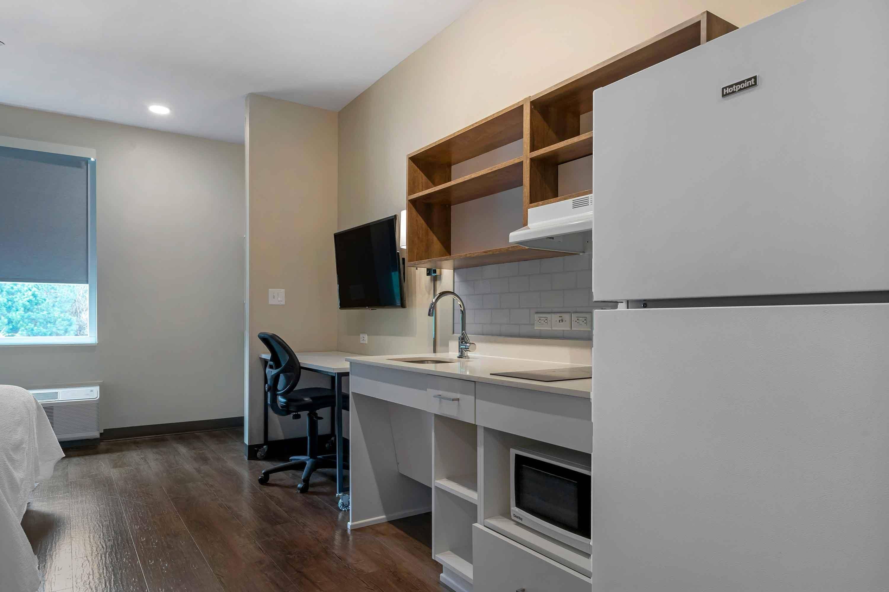 Coffee/tea maker, fridge, microwave, stovetop