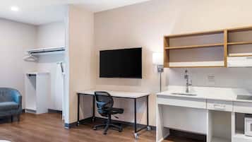 Roupas de cama premium, escrivaninha, espaço de trabalho para notebook