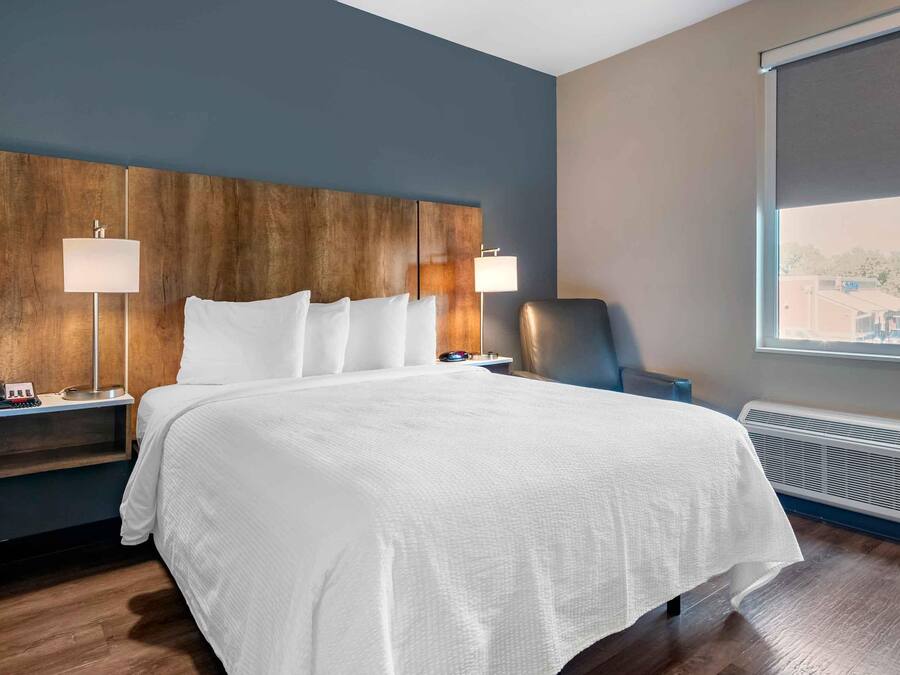 Standard Studio, 1 Queen Bed, Non Smoking, Refrigerator & Microwave | Premium bedding, desk, laptop workspace, iron/ironing board