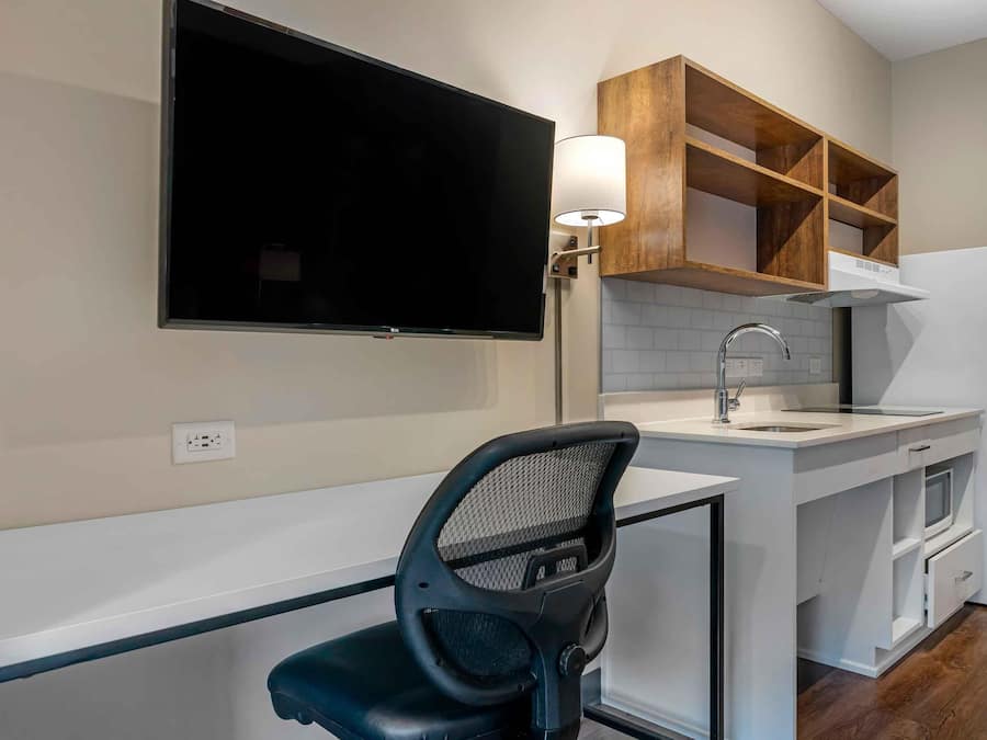 Roupas de cama premium, escrivaninha, espaço de trabalho para notebook