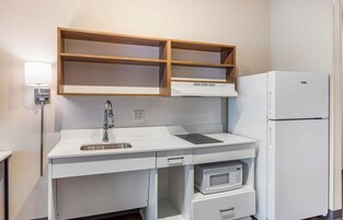 Coffee/tea maker, fridge, microwave, stovetop