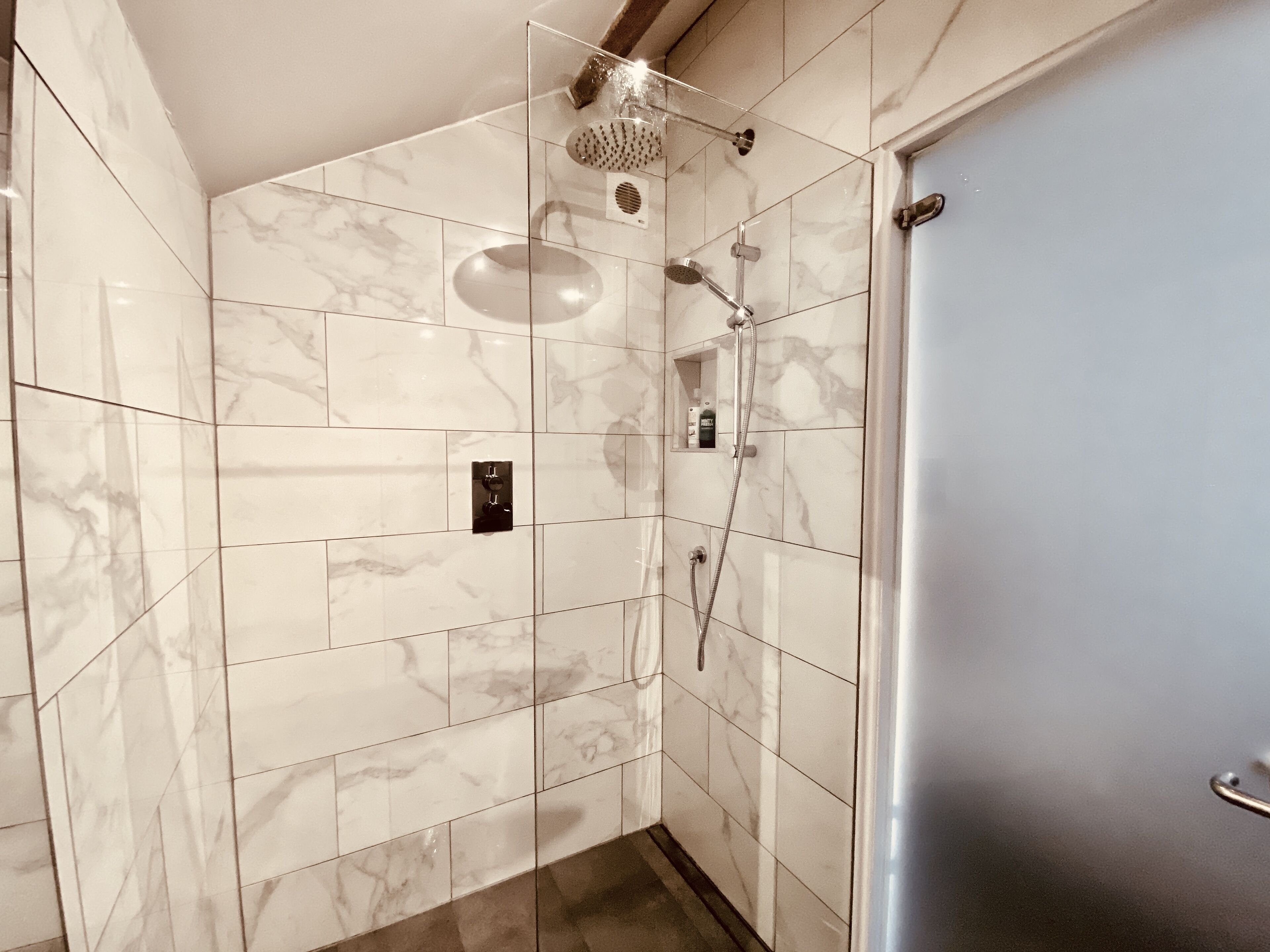House | Bathroom | Shower, towels, shampoo