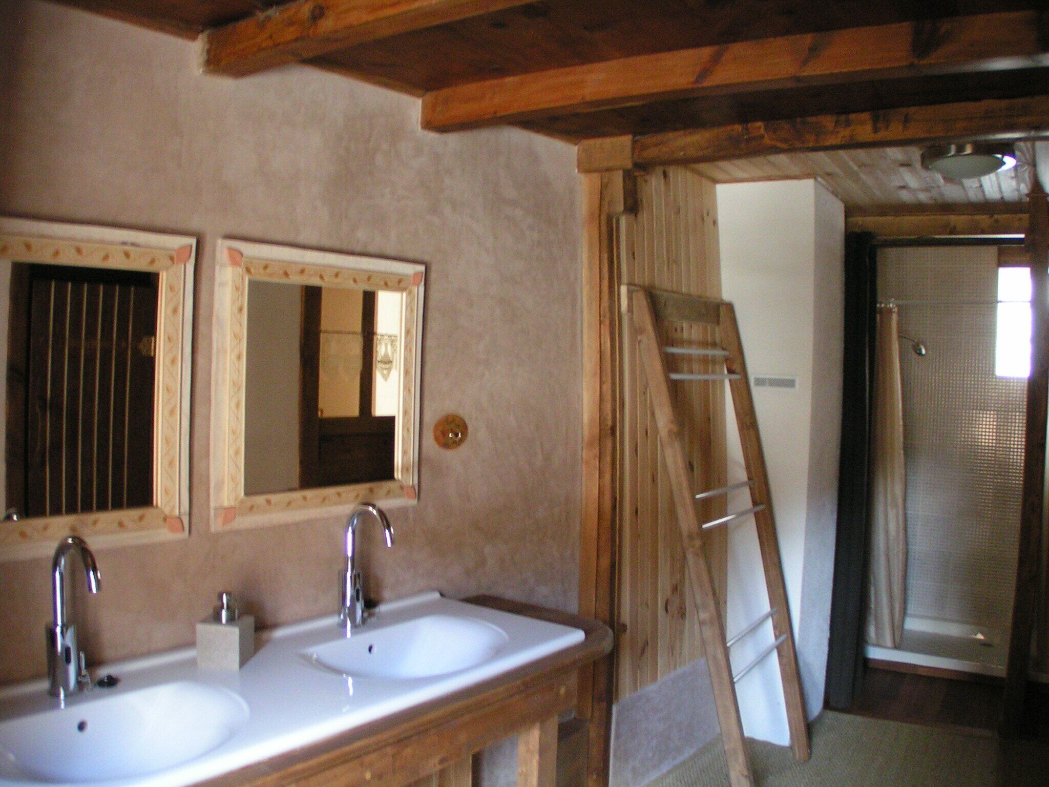 Douche, chaussons, savon, papier toilette