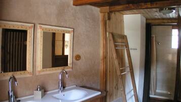 Douche, chaussons, savon, papier toilette