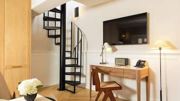 Suite estudio exclusiva | Minibar, caja de seguridad en la habitación y decoración personalizada