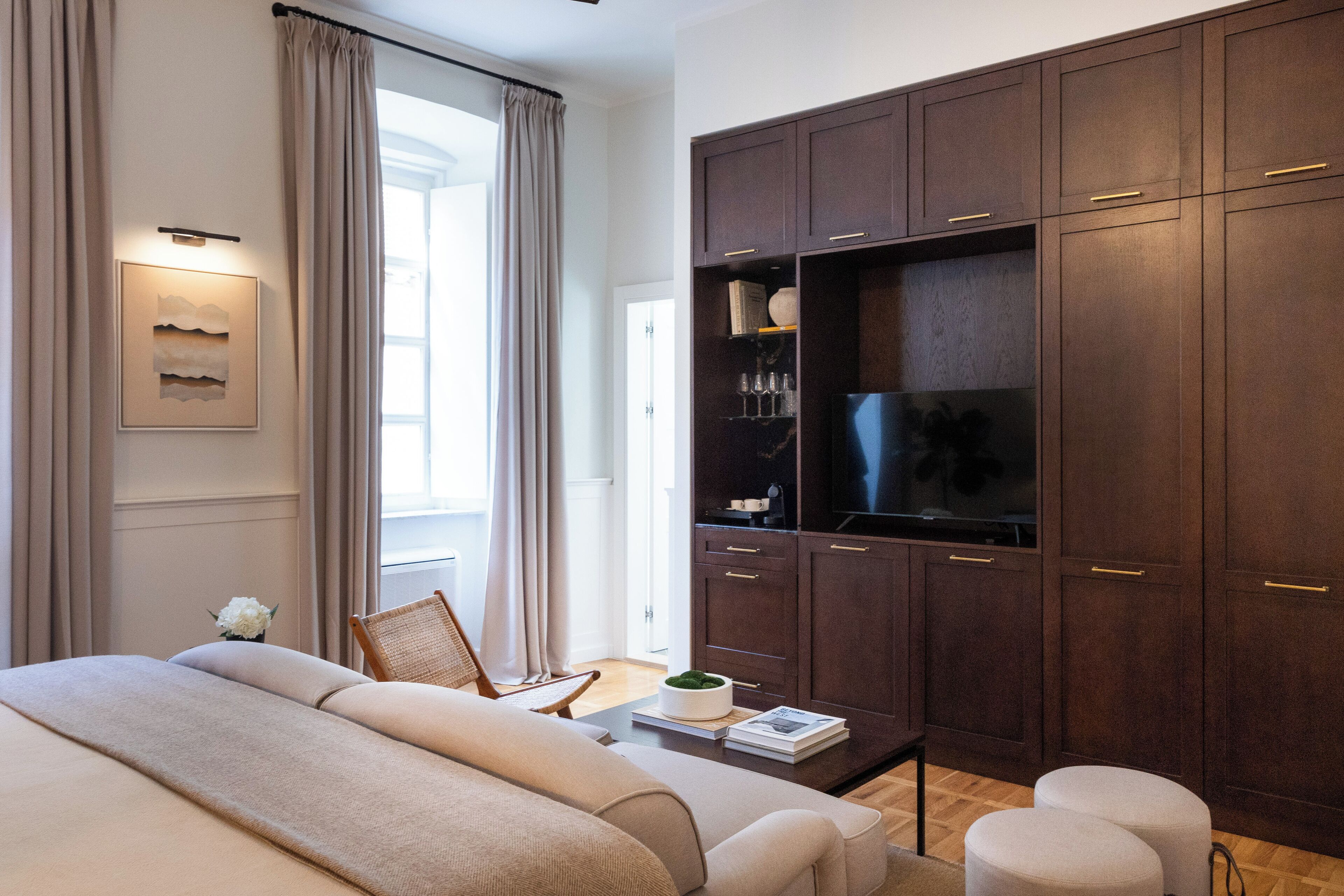 deluxe studio suite | 1 bedroom, minibar, in-room safe, individually decorated