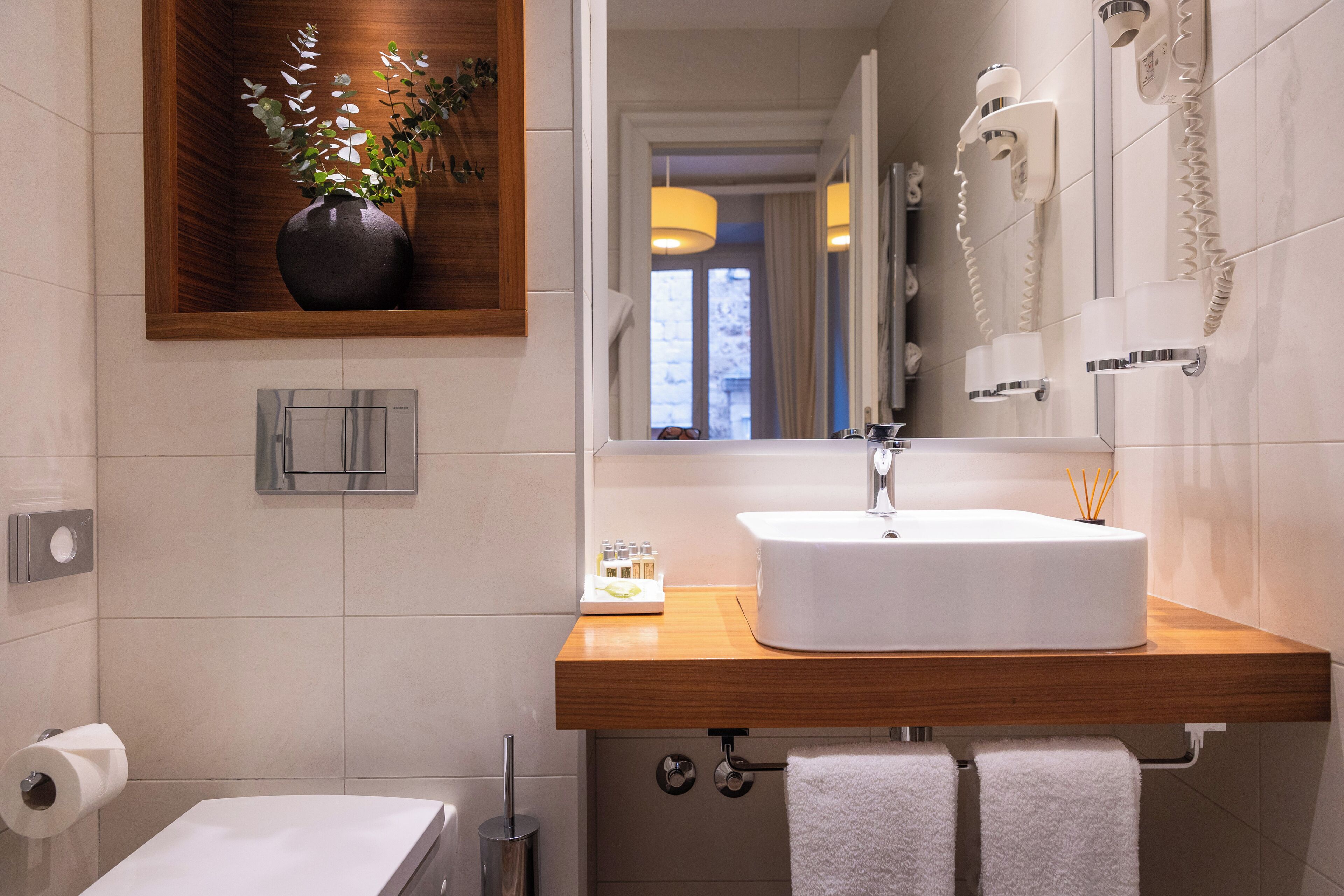 deluxe double room | bathroom | shower, hydromassage showerhead, free toiletries, hair dryer