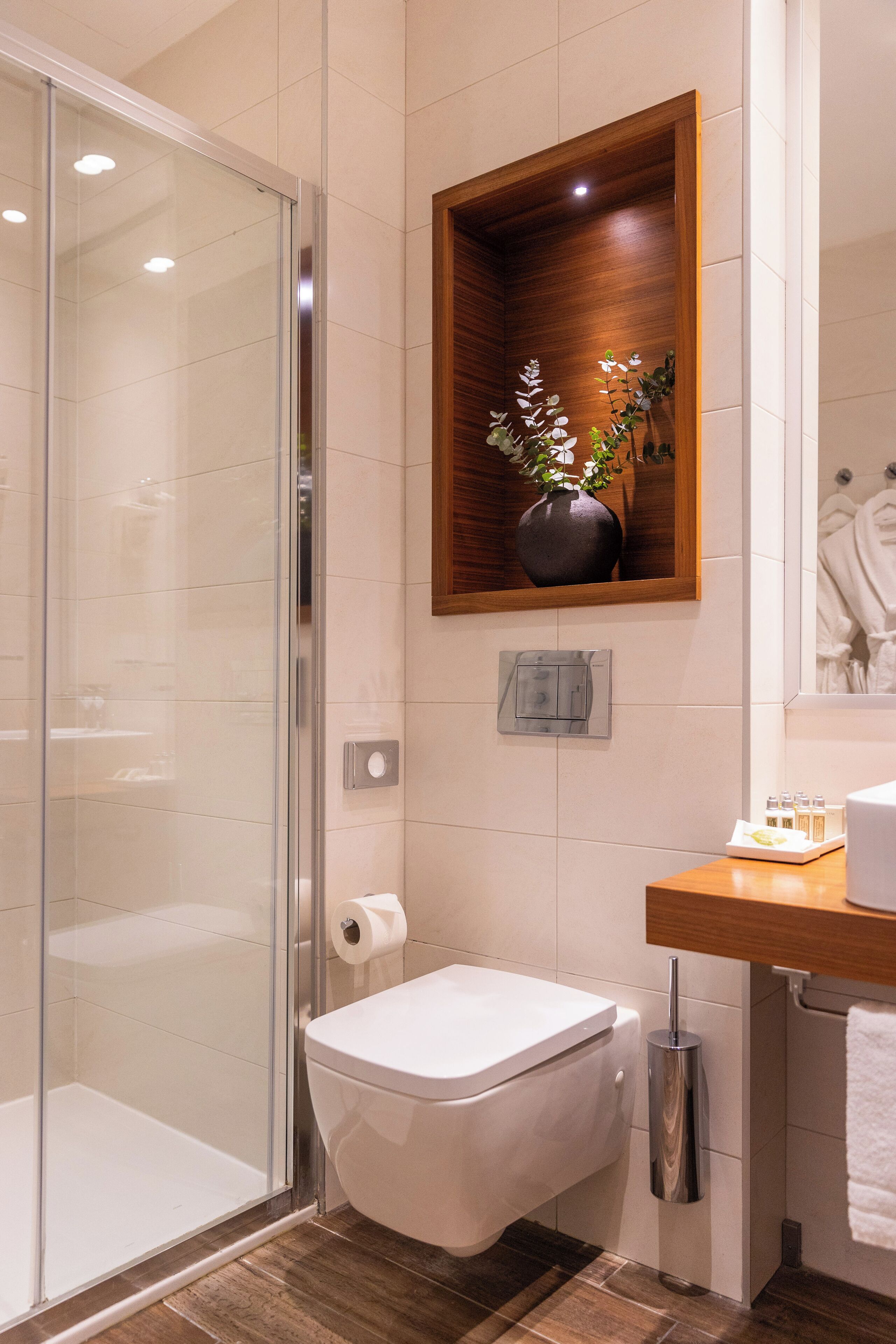 shower, hydromassage showerhead, free toiletries, hair dryer