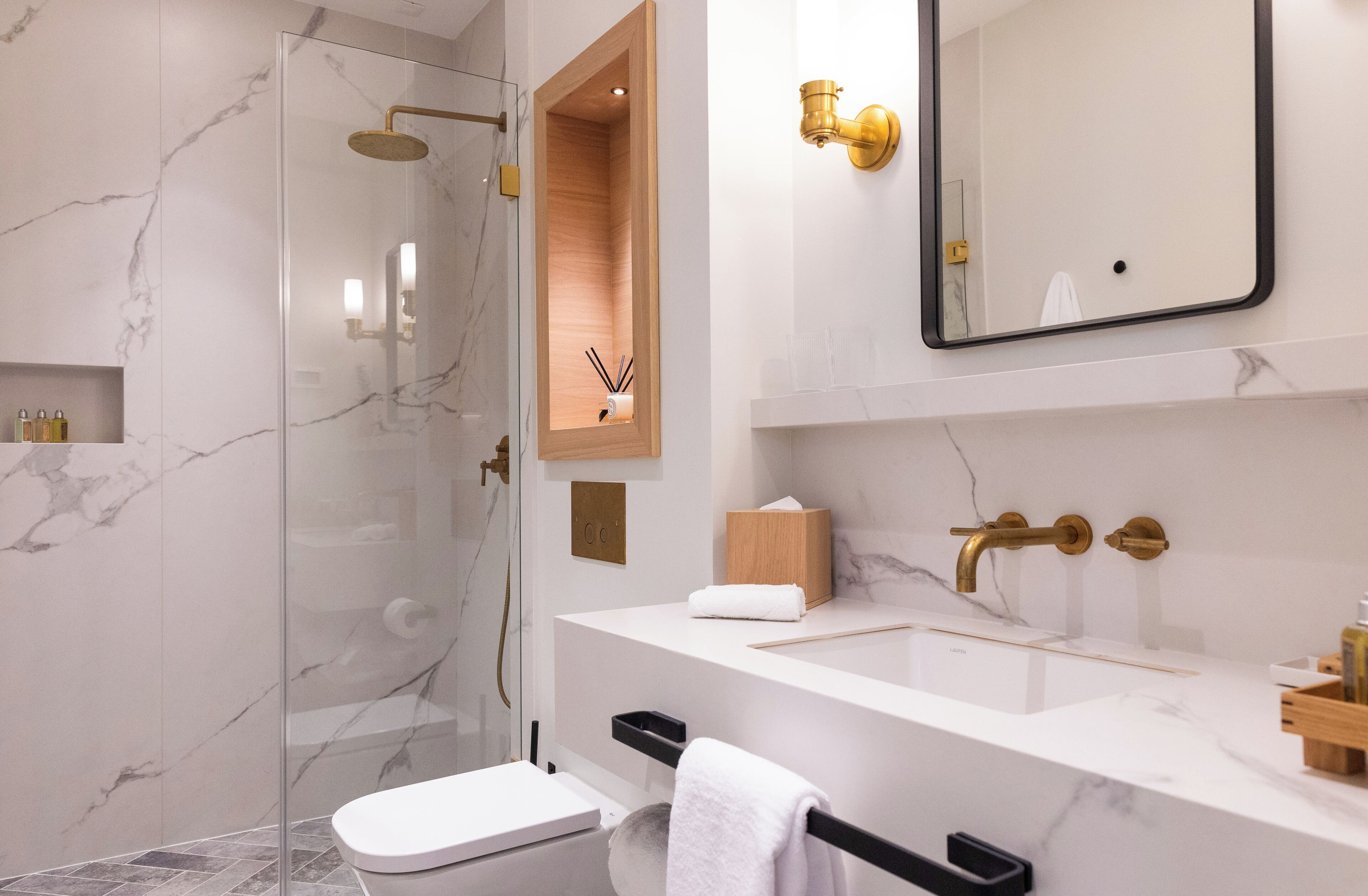 shower, hydromassage showerhead, free toiletries, hair dryer