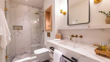 Superior King Room | Bagno | Doccia, doccia idromassaggio, set di cortesia gratuito, asciugacapelli