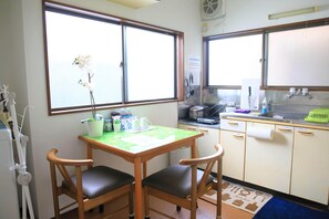 Kylskåp, mikrovågsugn, spishäll och vattenkokare