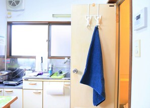Refrigerador, microondas, parrilla de estufa y tetera eléctrica 