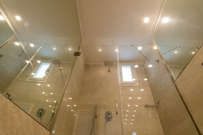 Dusche, Bidet, Handtücher, Seife