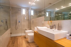 Doccia, bidet, asciugamani, sapone