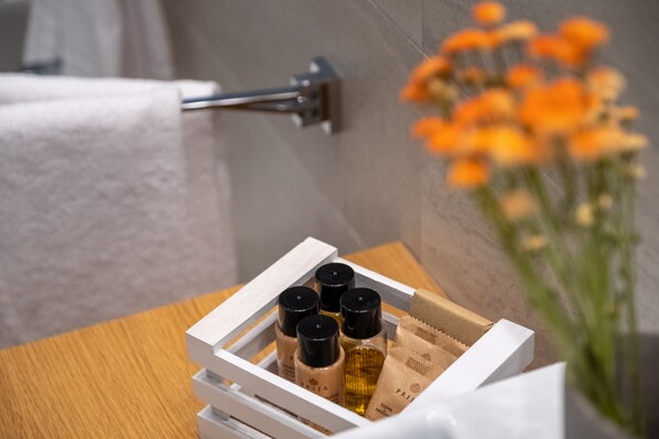 Dusche, Bidet, Handtücher, Seife