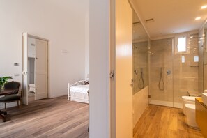 Dusche, Bidet, Handtücher, Seife