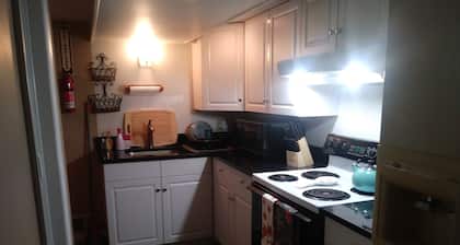 Suite de 2 dormitorios con cocina completa, sala de estar y baño completo.