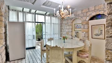 Familiesuite - balkon | Spisning på værelset