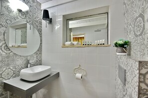 Gallery Suite | Bathroom | Towels, soap, shampoo, toilet paper