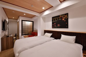 Caja de seguridad en la habitación, escritorio y cortinas blackout